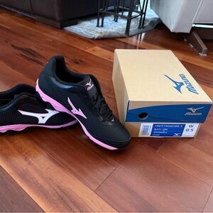 Mizuno Women's Black and Pink Athletic Shoes